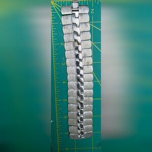 Vintage Lisner Signed 7.5" Textured Silver Tone Bracelet